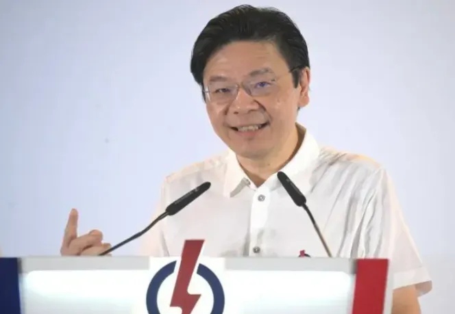 刷到新加坡前总理李显龙几天前的访谈片段，手里的茶差点凉了——这位总爱用"小国生存