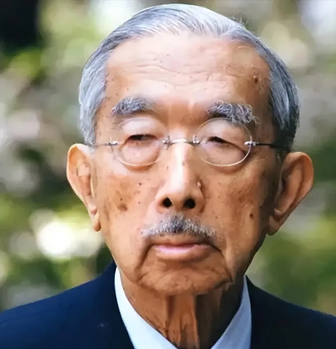 日本天皇为啥没姓氏？











---











震惊！