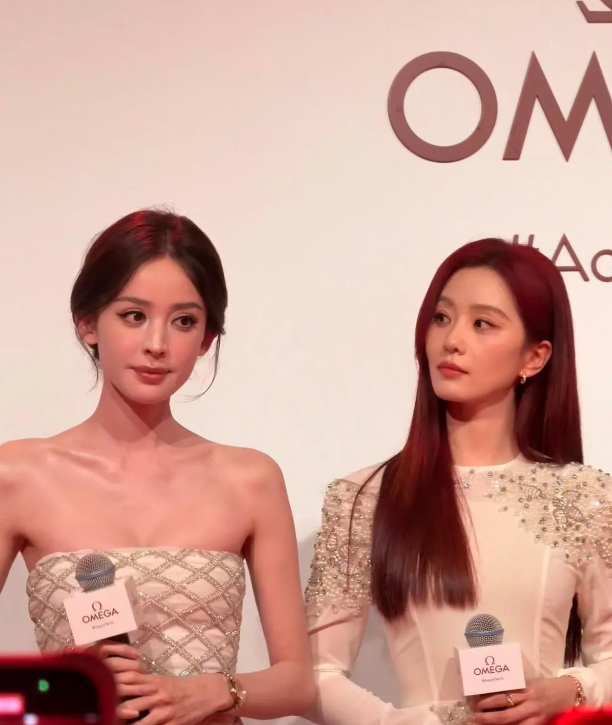 二位女神共同参加活动，我觉得还是古力娜扎更美