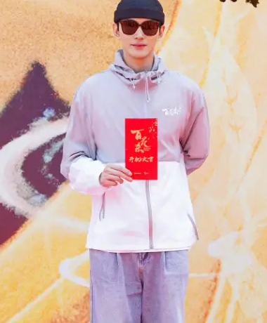 徐正溪横店新剧开机 一年后重回演员岗位