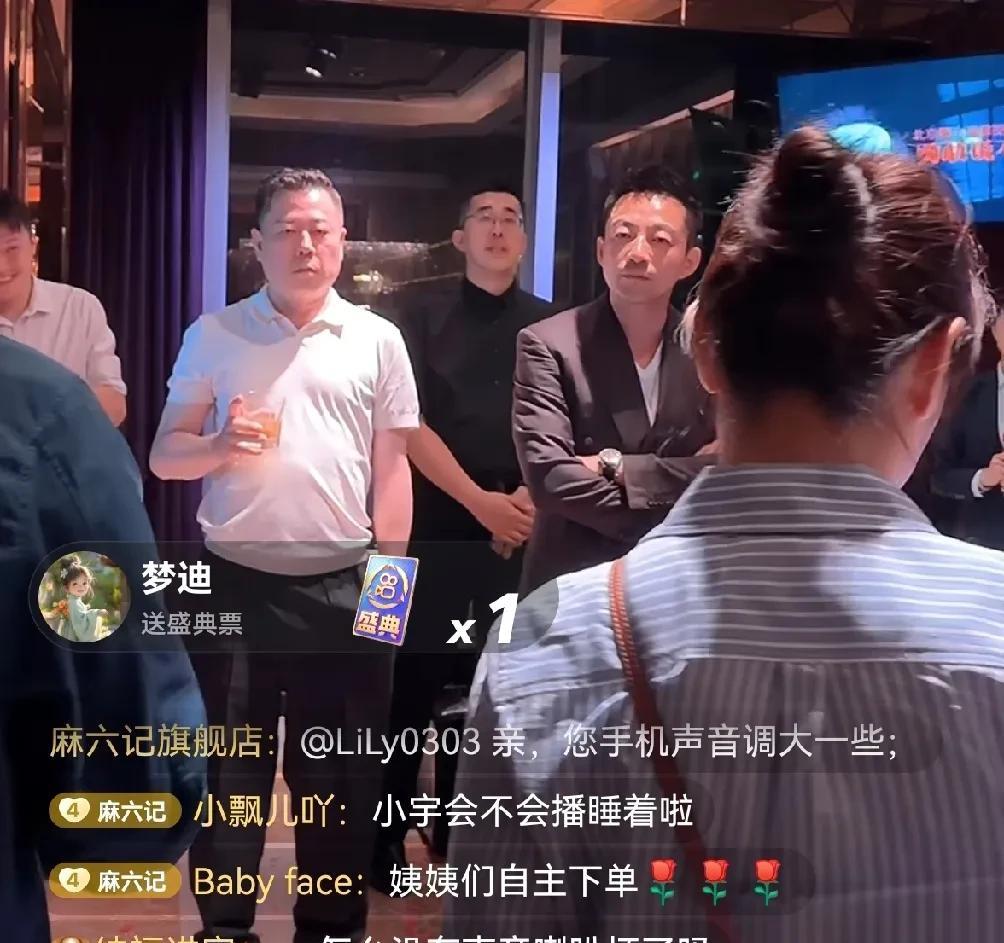 汪小菲昨晚生日宴上，这表情，这动作，是不是似曾相识！
不是说有了马筱梅情绪很稳定