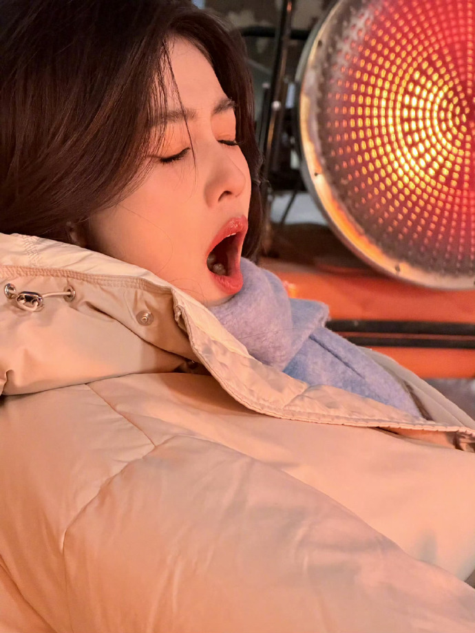 白鹿晒照说睡前听到了唐宫所有的OST！！期待这个叫白鹿的歌手唱的OST～ 是不是