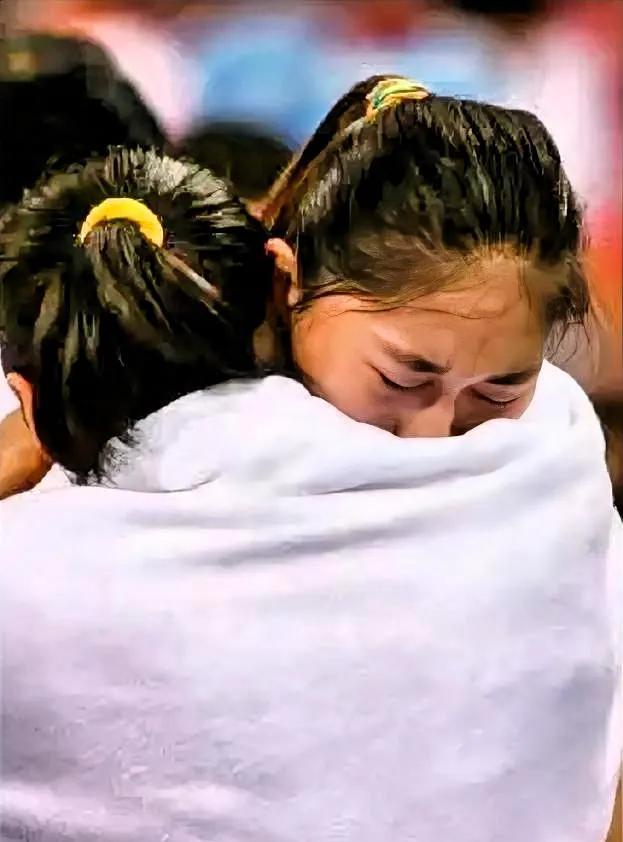 昨天中韩女篮季军战
王思雨就打了16分钟
王思雨赛后拥抱隋菲菲时，心里是真
寒心