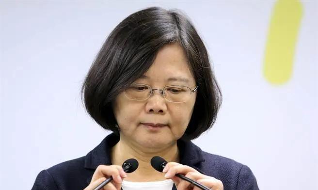 蔡英文正式表态支持大罢免，透露了一个重要的讯息：民进党大罢免选情告急了！
蔡英文