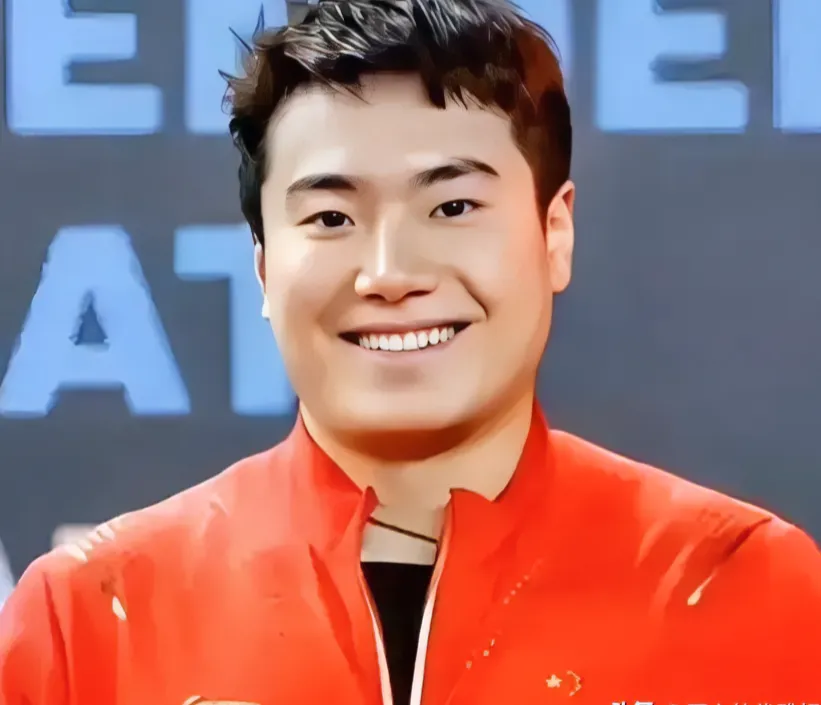亚洲杯男单比赛谁最牛？
当属国乒“靖王爷”

这个“靖王爷”
是国乒主力梁靖崑的