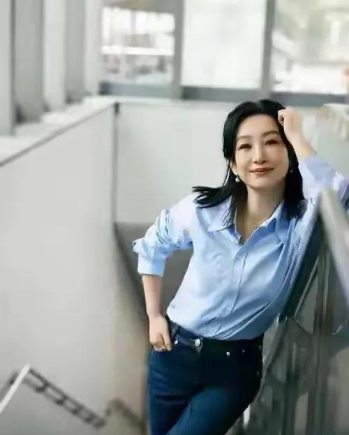 秦海璐，今年才47岁，就在《生万物》中饰演“老人”了，是不是以后就开始饰演