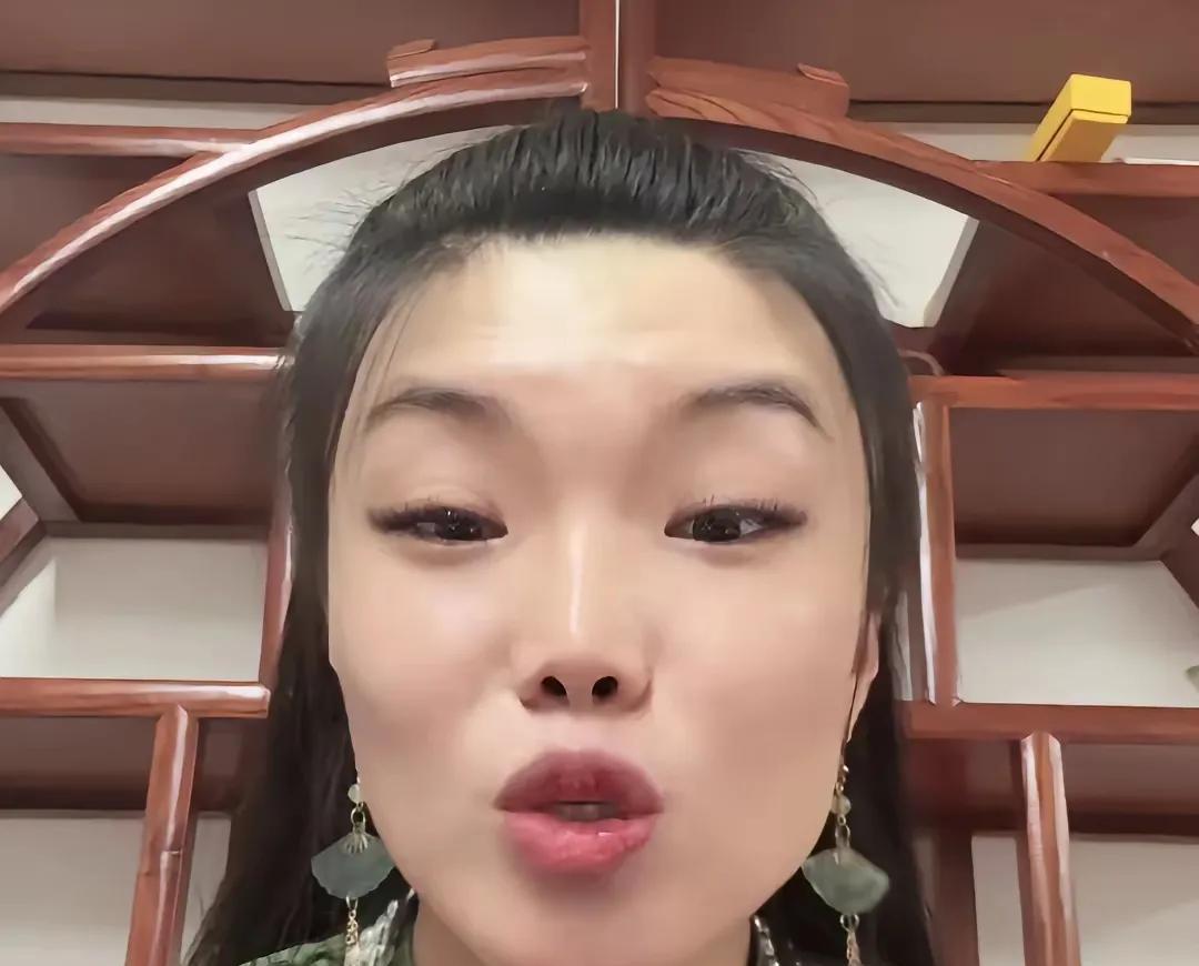 相声圈新的战神出现了。
就是相声演员张伯鑫的妻子，在直播间连珠炮的怒骂郭德纲。