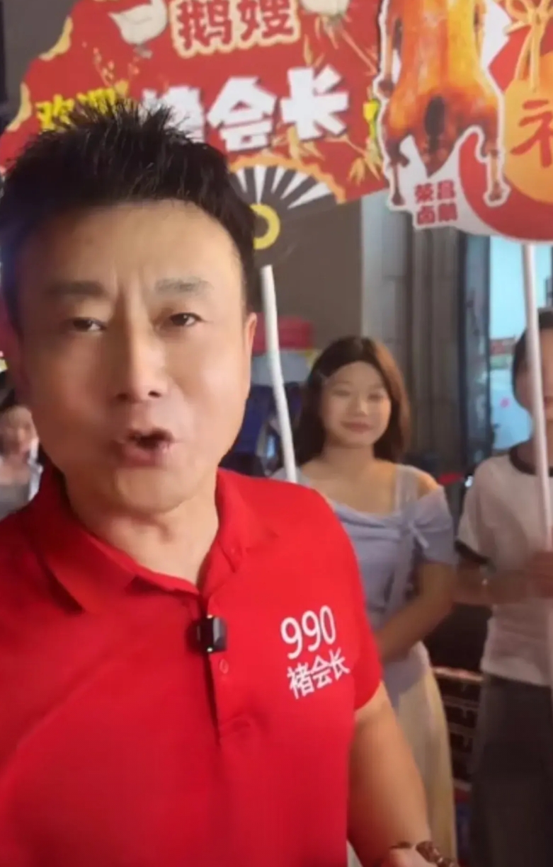 红衣大叔支招，褚会长扎根荣昌搞直播！

自从褚会长跟着360老总红衣大叔来了一次