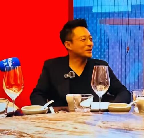 我终于知道
大S为什么要和汪小菲闪婚了
不是因为汪小菲有钱，也不是汪小菲帅，而是