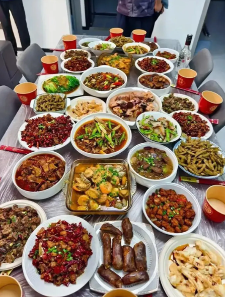 今天去朋友家吃饭，这一桌子菜没3000块钱下不来吧？
