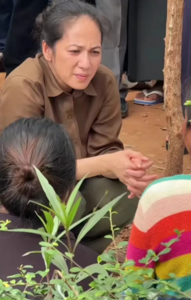 柬泰边境冲突停火后，柬埔寨第一夫人碧占莫妮第一时间赶赴边境慰问受到战争波及的灾民