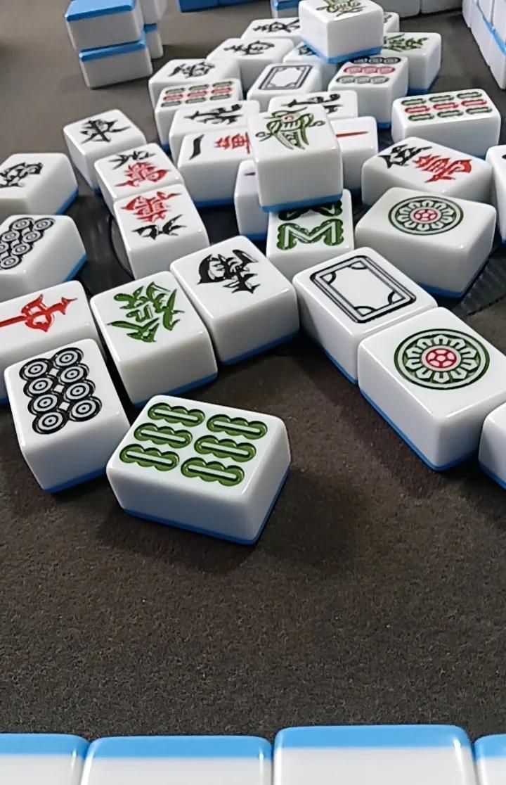 百岁老太夜战麻将到23点！
全家围一桌为她洗牌、打灯、递茶
她是四川卢婆婆，身份