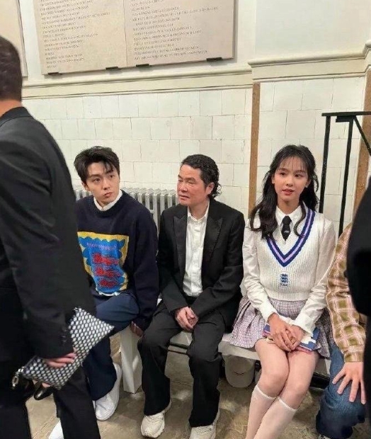 忽然发现，陈都灵离开美颜滤镜，在人群中是认不出的。