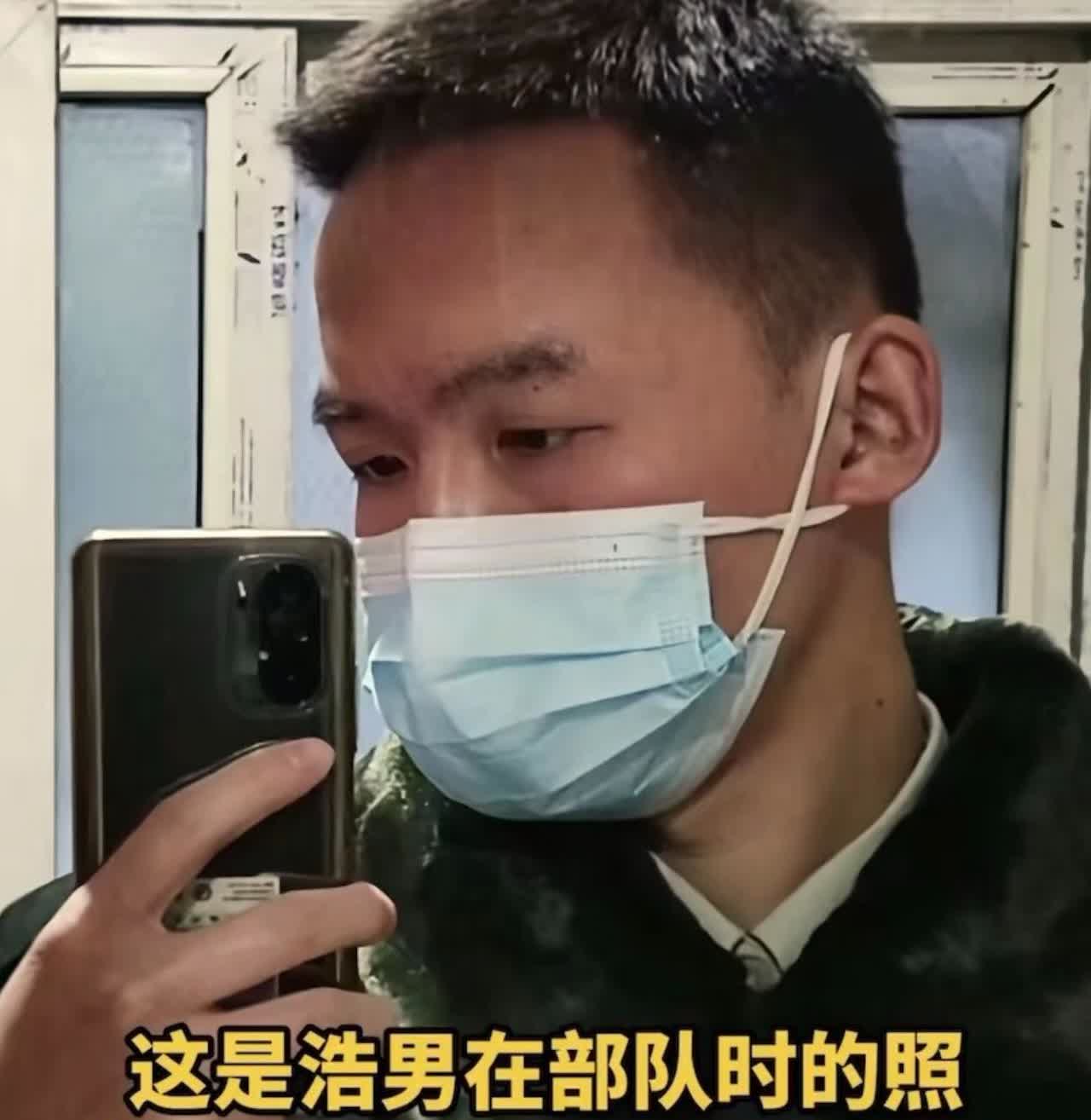 谢浩男参军时的自拍照被扒，戴着口罩依旧挡不住他正气凛然的笑容，穿着军装的浩男正气