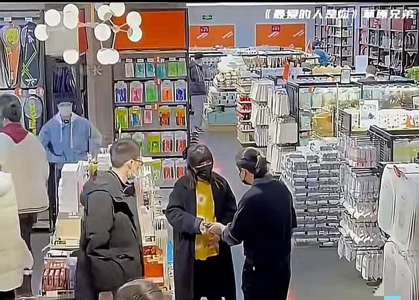泪目了！

一孕妇独自一人超市买东西，这时旁边黑衣男子却一直盯着孕妇看，看见