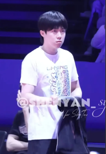 现场看到头哥脱掉外套，露出里面这件白色T恤，现场球迷蛙声一片[大笑]

这件衣服