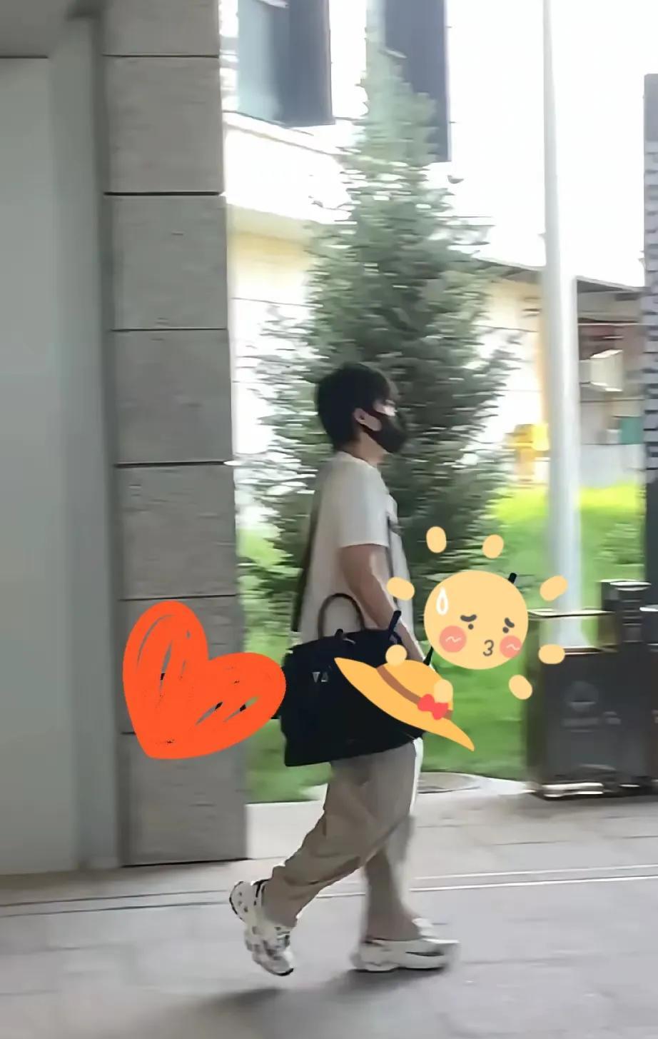 王楚钦落地
乌鲁木齐
魏桥大叔
准时准点接机
大头到了魏桥
就跟回家一样
快乐乒