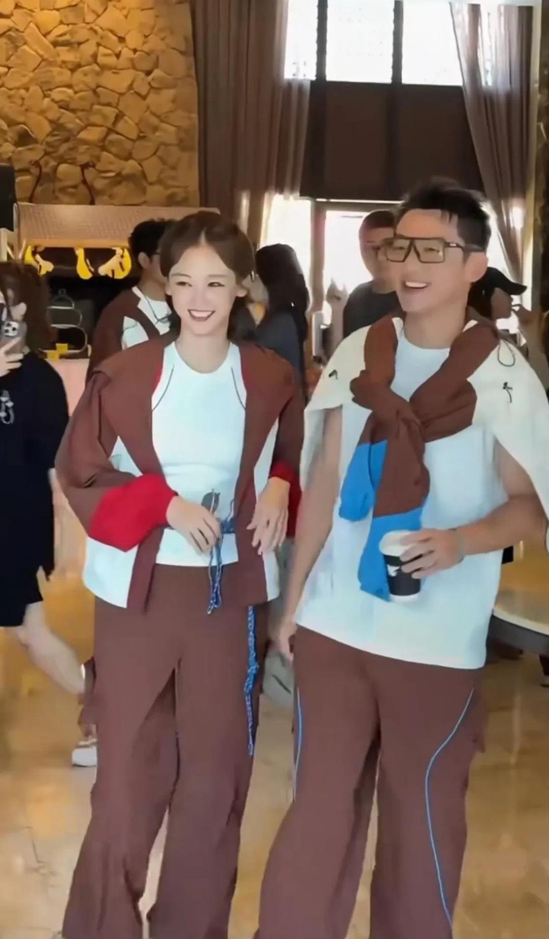 郑恺，苗苗一起录制综艺，俩人穿着同款队服现身。
都说幸不幸福，看脸就知道了，确实