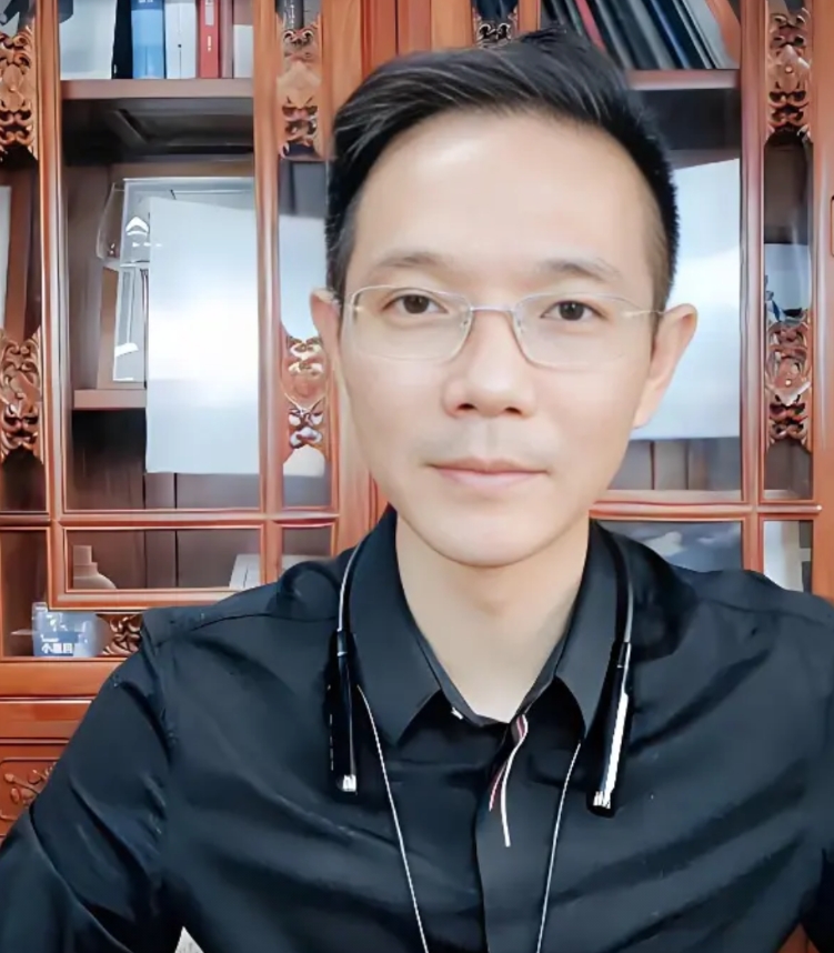 看了李圣的履历，才知道他对许敏是多么的讲义气，才知道杜熊堂等人的嘲讽是多么的无知
