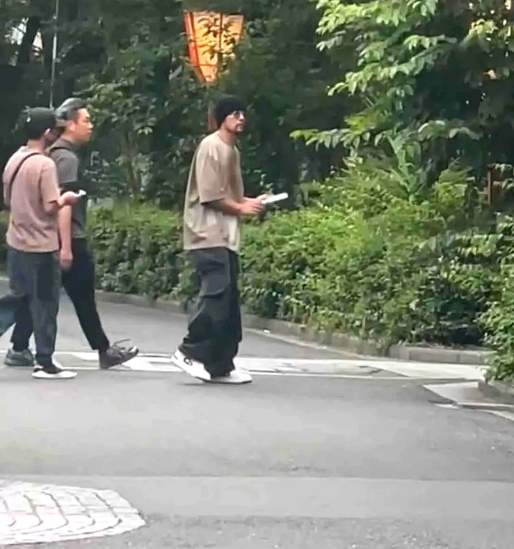 周杰伦现在长居墨尔本，那边没啥人认识他，可以正常生活。

他在大陆影响力太大，走