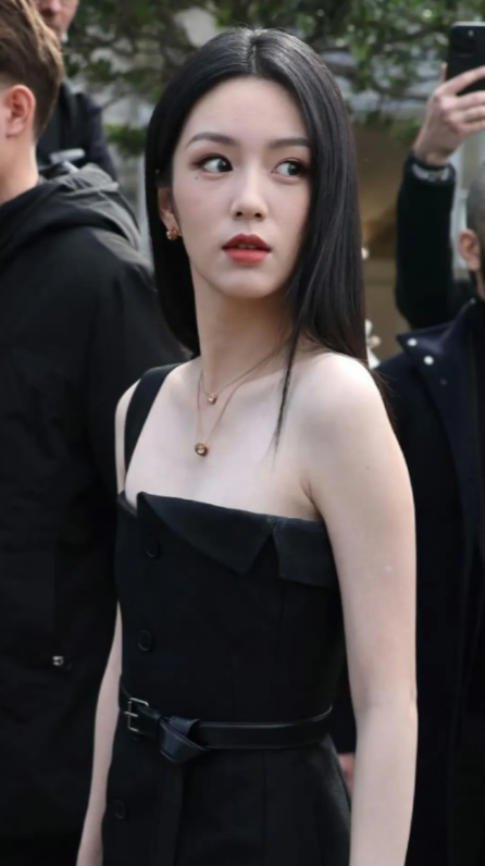 终于知道为啥周也长得又白又美，就是不红没有观众缘了!
她这种长相应该是个小白花甜