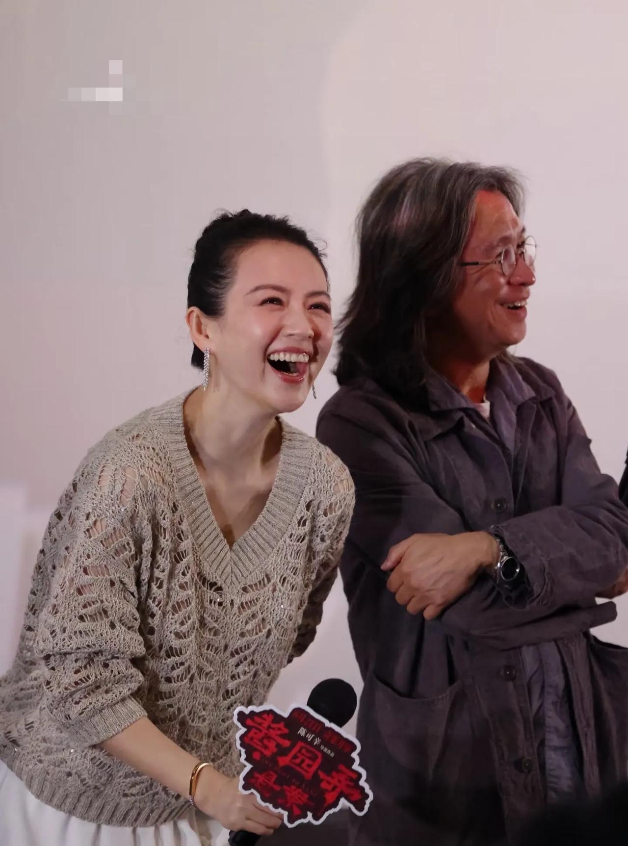 这么大笑，脸都不崩，原生态的就是不一样，章子怡这张脸经得起时间的考验。
陈可辛导
