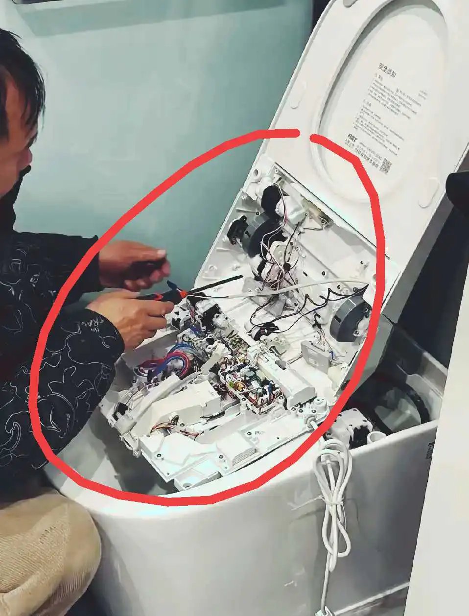 这种智能马桶维修这么复杂？
