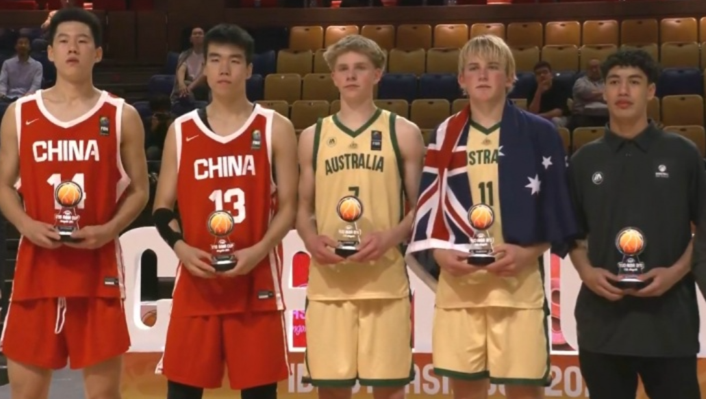 U16男篮亚洲杯决赛，中国男篮58-85负于澳大利亚男篮，获得本届赛事亚军。
赛