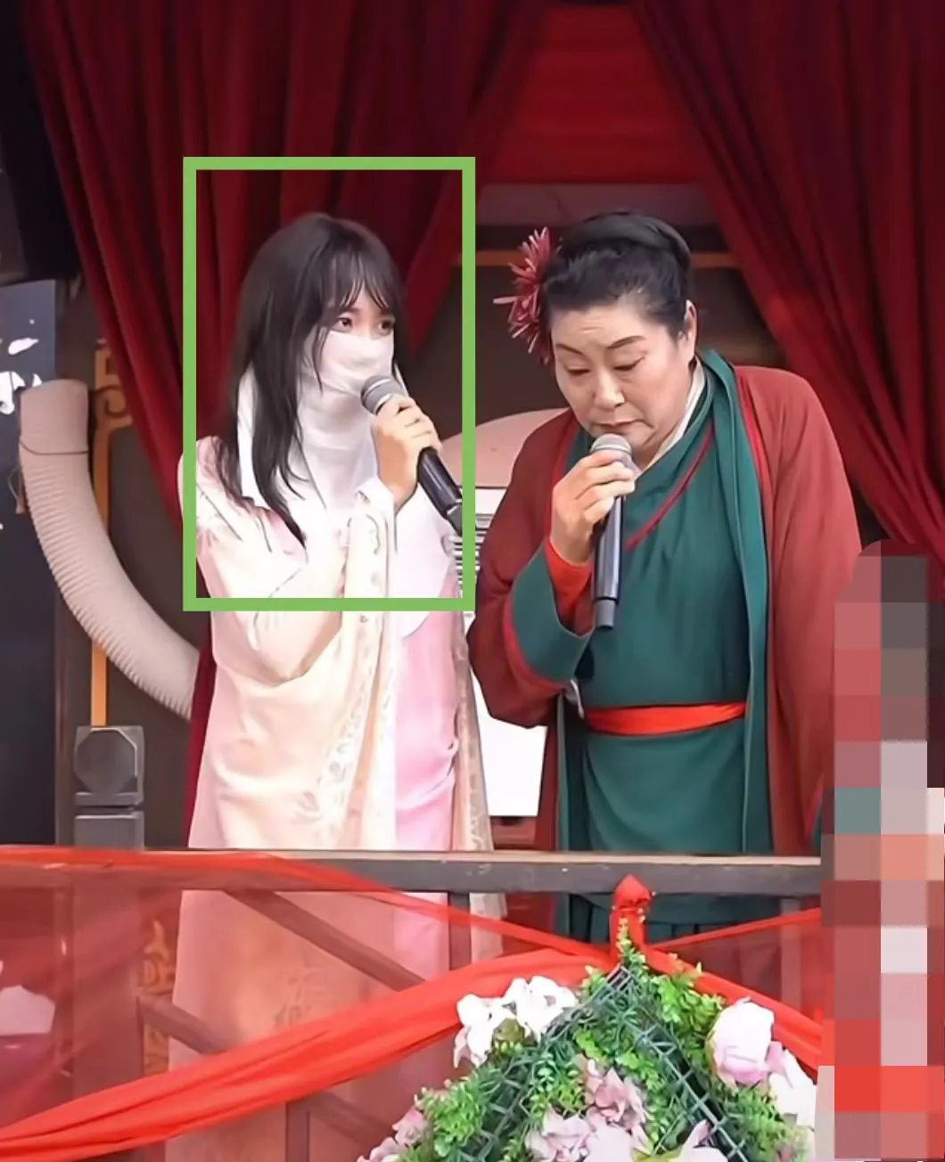 看完完整视频才发现  
这个女孩在《王婆说媒》舞台上开口要1000万彩礼  
她