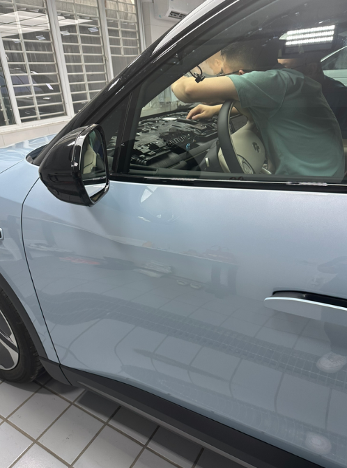 蔚来新es6新车开几公里，中控台异响!后备箱异响