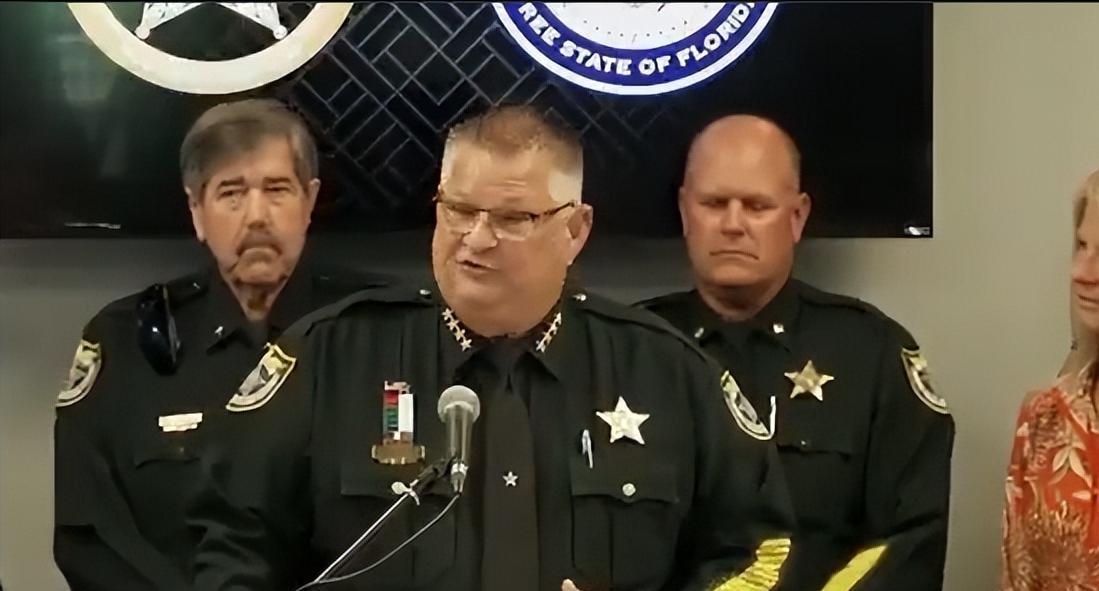 .佛罗里达警长警告说：
“如果你向我们的警员扔砖头、燃烧弹，或者拿枪指着我们，我