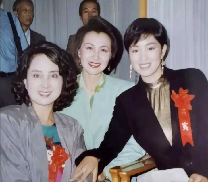 这三人李媛媛是最漂亮的，纯天然

中间的李媛媛那才是真正的美女，两边的跟她一比只