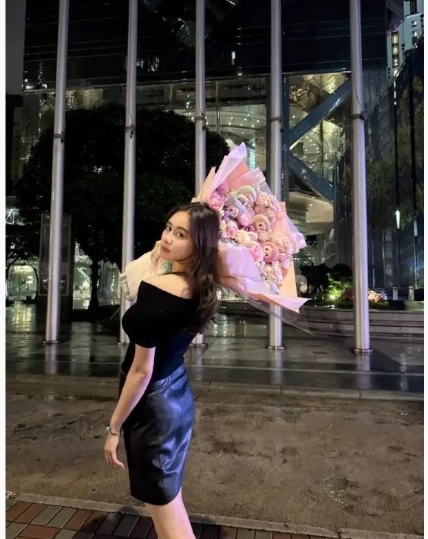 赌王女儿何超欣庆祝26岁生日，她收到的礼物，好多labubu和奢侈品，她也是从小