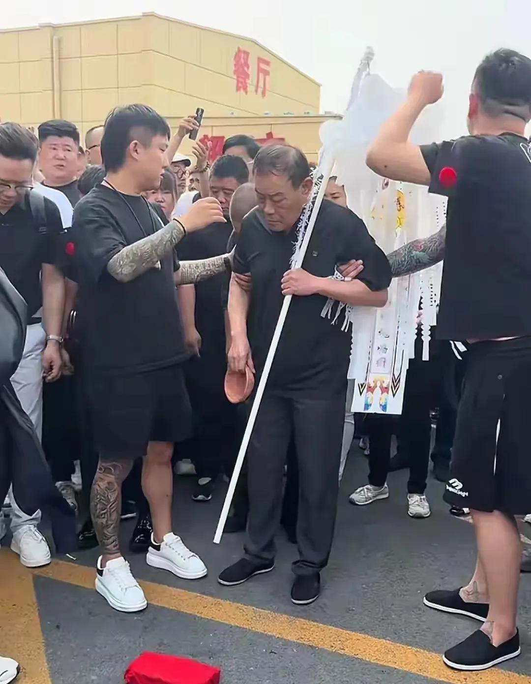 杨少华灵堂这位纹身男引人注目，应该是管事的，不然的话，不可能出现关键位置！
之前