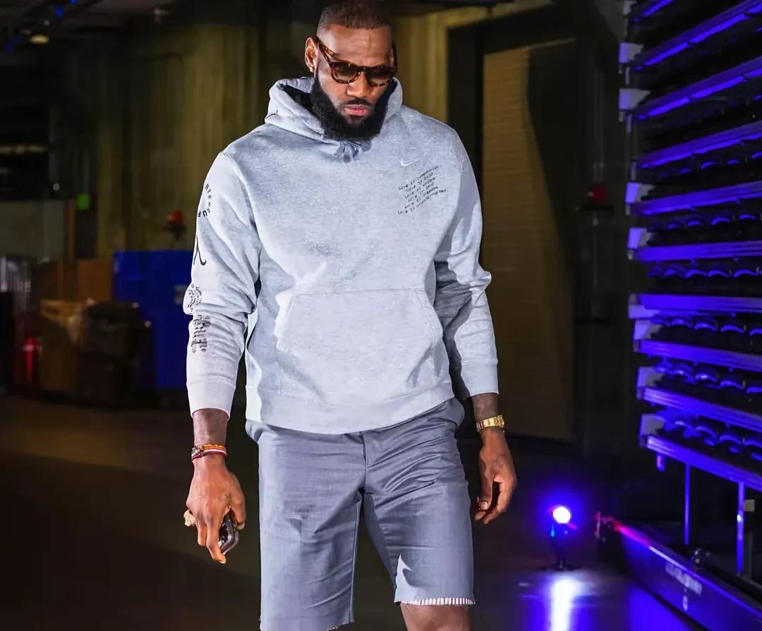 詹姆斯
又入选
最佳阵容啦，连续21个赛季，这可是
NBA历史独一份！新秀赛季后