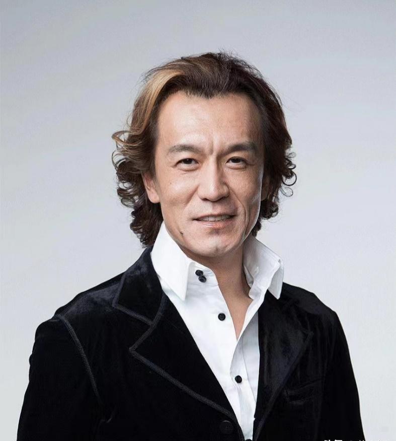 异国埋骨引众议 2亿遗产背后的父爱救赎2018年那个秋天，李咏妻子哈文在微博敲下