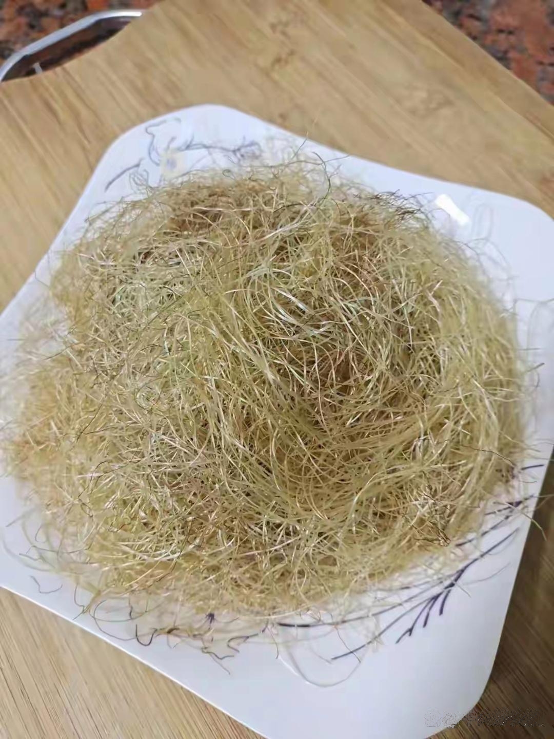 这是我妈当年当知青下乡那会儿，拿粮票跟老乡换来的奇石，听说它是天上来的呢。​
最