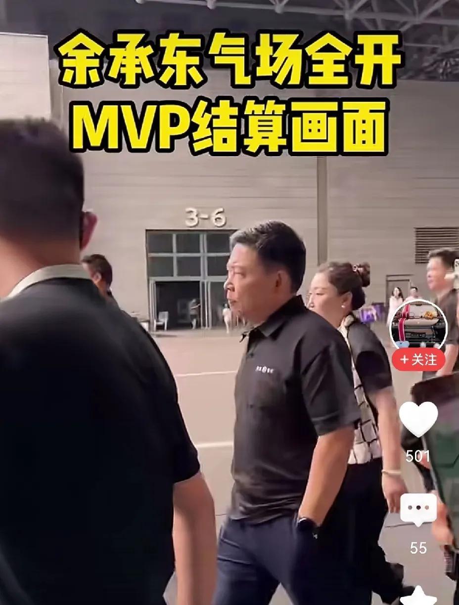 余承东单手插兜，走路带着狂风！
尊界S800大定5000台！
新问界M9大定60