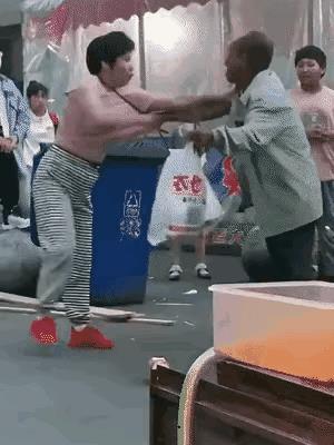 女人在男人面前不要撒野，耍泼，真正动起手来，女人根本就不是男人的对手。
这两个人