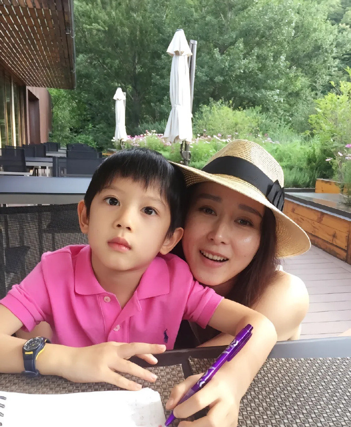 中西医儿童退烧大不同











胡静儿子在马来西亚发烧，差点被“吓哭