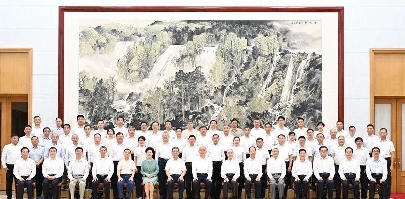 石家庄籍著名主持人康辉受邀参加北戴河暑期休假，“清华最年轻教授”颜宁第二次受邀参