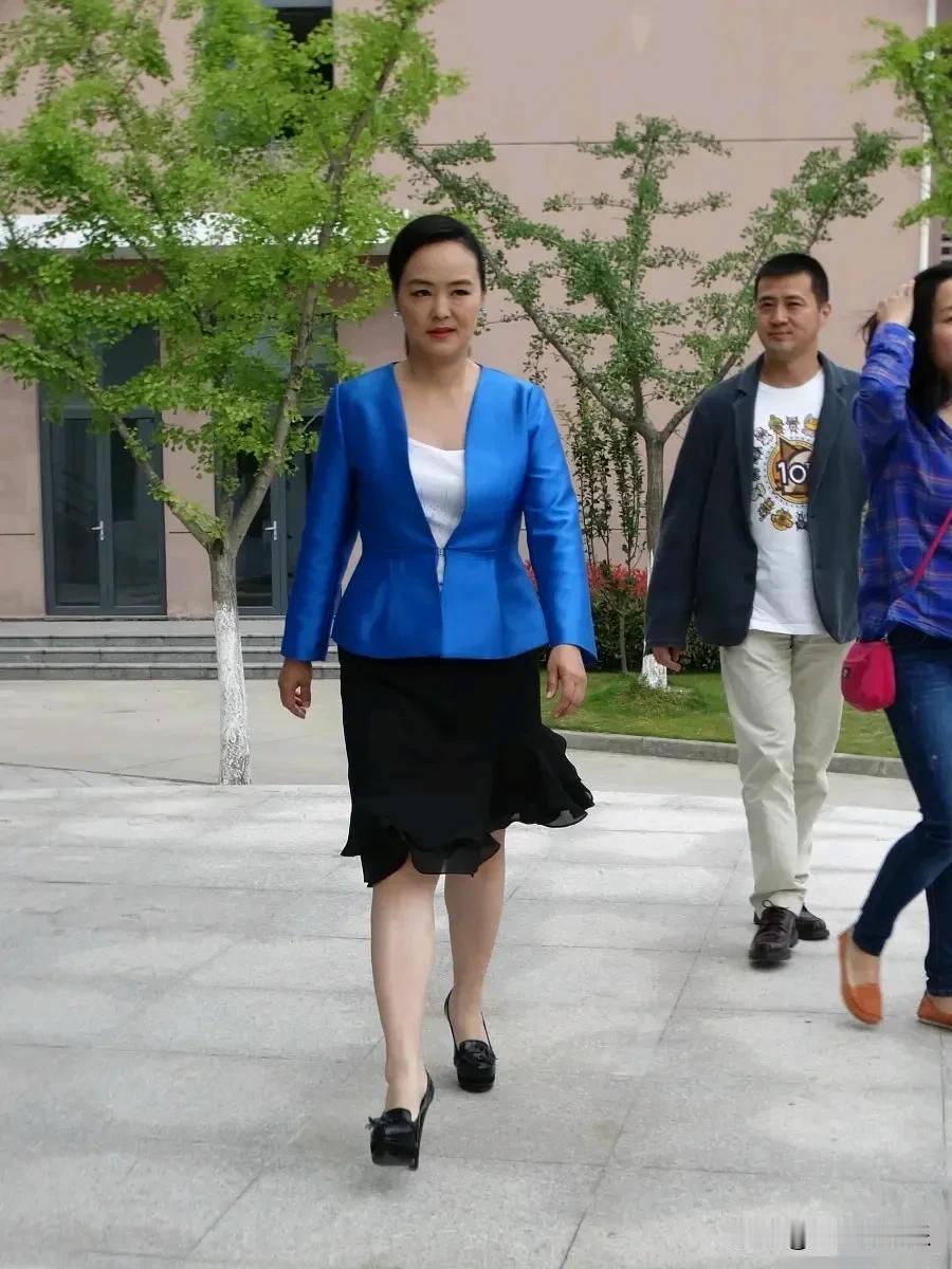 央视第一才女孙小梅，已经年过50气质依旧，曾被万人追捧，她还立下了十年不谈恋爱的