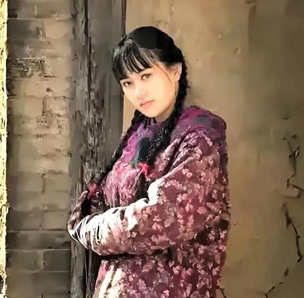 我高中刚毕业，有人给我介绍了个对象，有一次，我去澡堂洗澡，竟赤条条与她父亲走了个