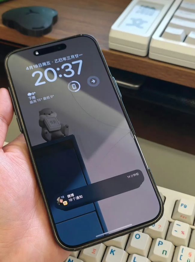 iPhone 已经变成我最不爱用的数码产品了，从上个月钢化膜被硌碎一直没换就能看