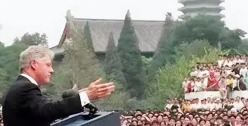 若是当年没有克林顿的一再坚持，中国加入世贸可能会更为艰难！98年克林顿访华其中一