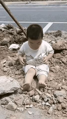 大人不问疼不疼，
孩子肯定不哭也不闹！