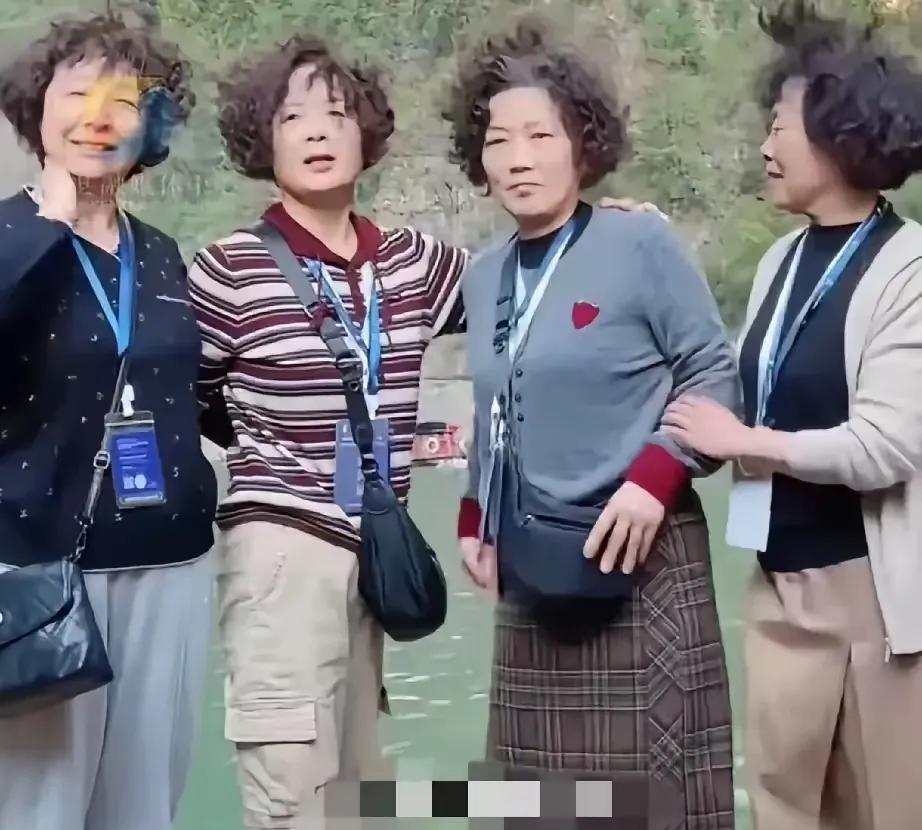我发现一个现象：在大妈们的认知里，她们没有“撞衫”这个概念。
很多人不理解，大妈