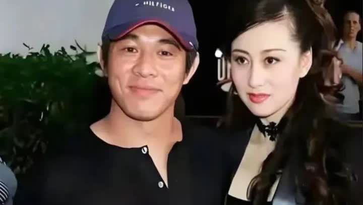 90年代，李连杰与娇妻利智的一张留影李连杰称利智是他的真爱，一直对利智宠爱有加也
