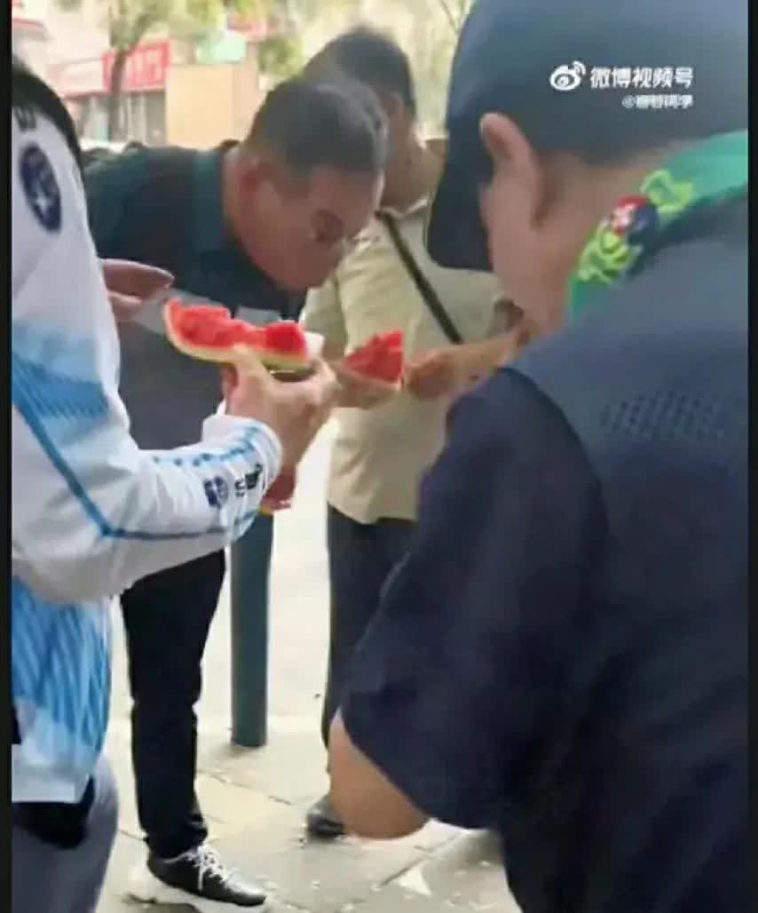 在大连的一幕：一群韩国游客刚下飞机，就直奔西瓜摊。

   围着西瓜摊，韩国