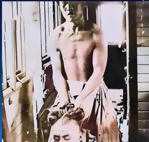1905年的北京火车站，吴樾行刺失败后，被清军抓着辫子拖出车厢！
